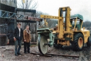 Lifting-in-new-saw-Chas-Mansbridge-Malcolm-Hart